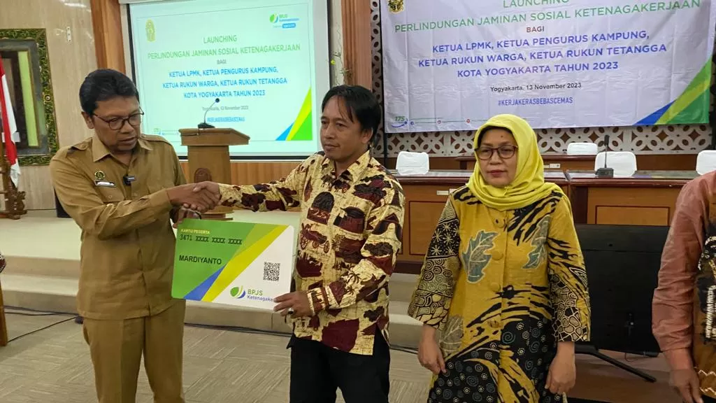 Penyerahan simbolis kartu peserta BPJS Ketenagakerjaan (istimewa)
