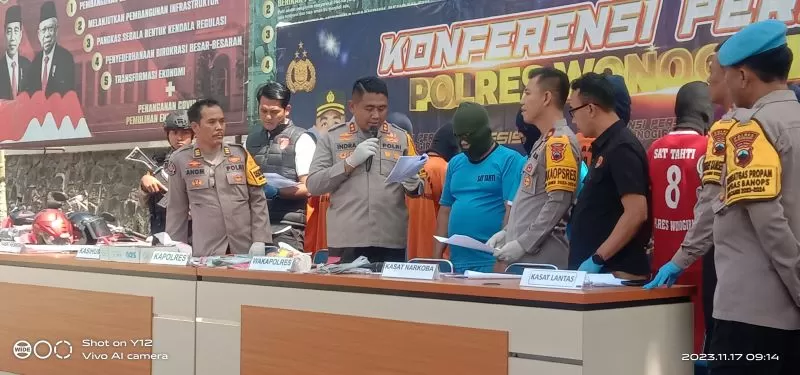 Kapolres Wonogiri (tengah) saat menggelar konferensi pers (Foto:  Djoko Santoso HP)