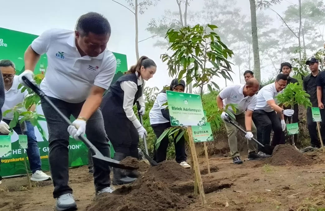 Dirut PT Telkom Indonesia Tbk Ririek Adriansyah dan aktivis SGD UNDP Chelsea Islan menanam pohon di Desa Girikerto Kabupaten Sleman.  (Foto : Widyo Suprayogi)