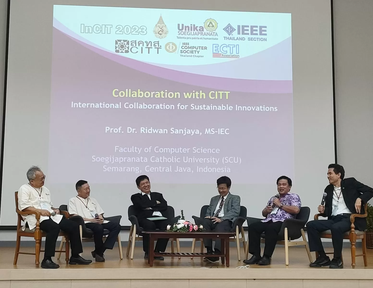 Prof Ridwan Sanjaya (2 dari kanan) saat presentasi di Thailand