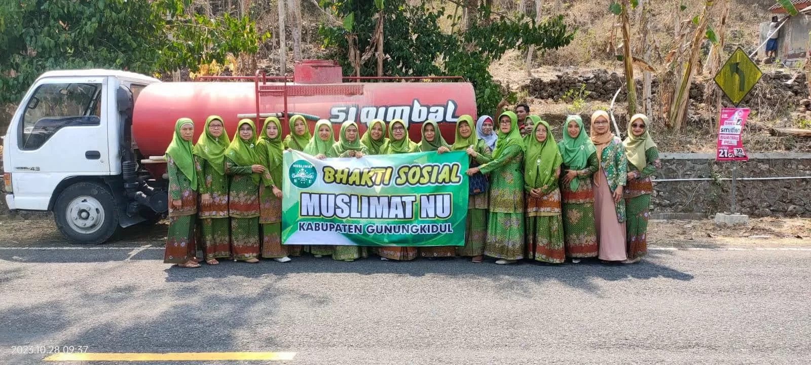 Muslimat NU berpose sebelum melaksanaan droping air bersih. (Foto: Dedy EW)