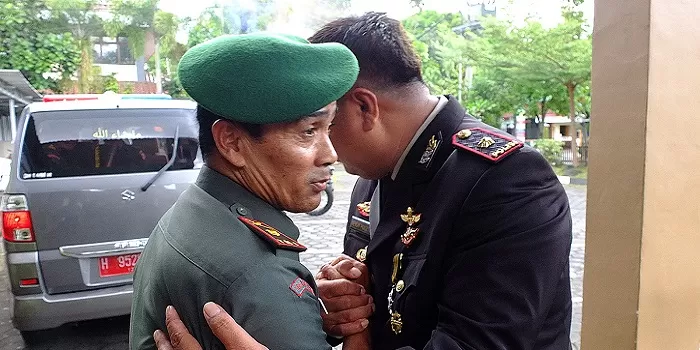 Mayor Inf Rahmatullah (kiri) berpamitan dengan Kapolsek Gayamsari Kompol Hengky Prasetyo. (Foto: Chandra AN)