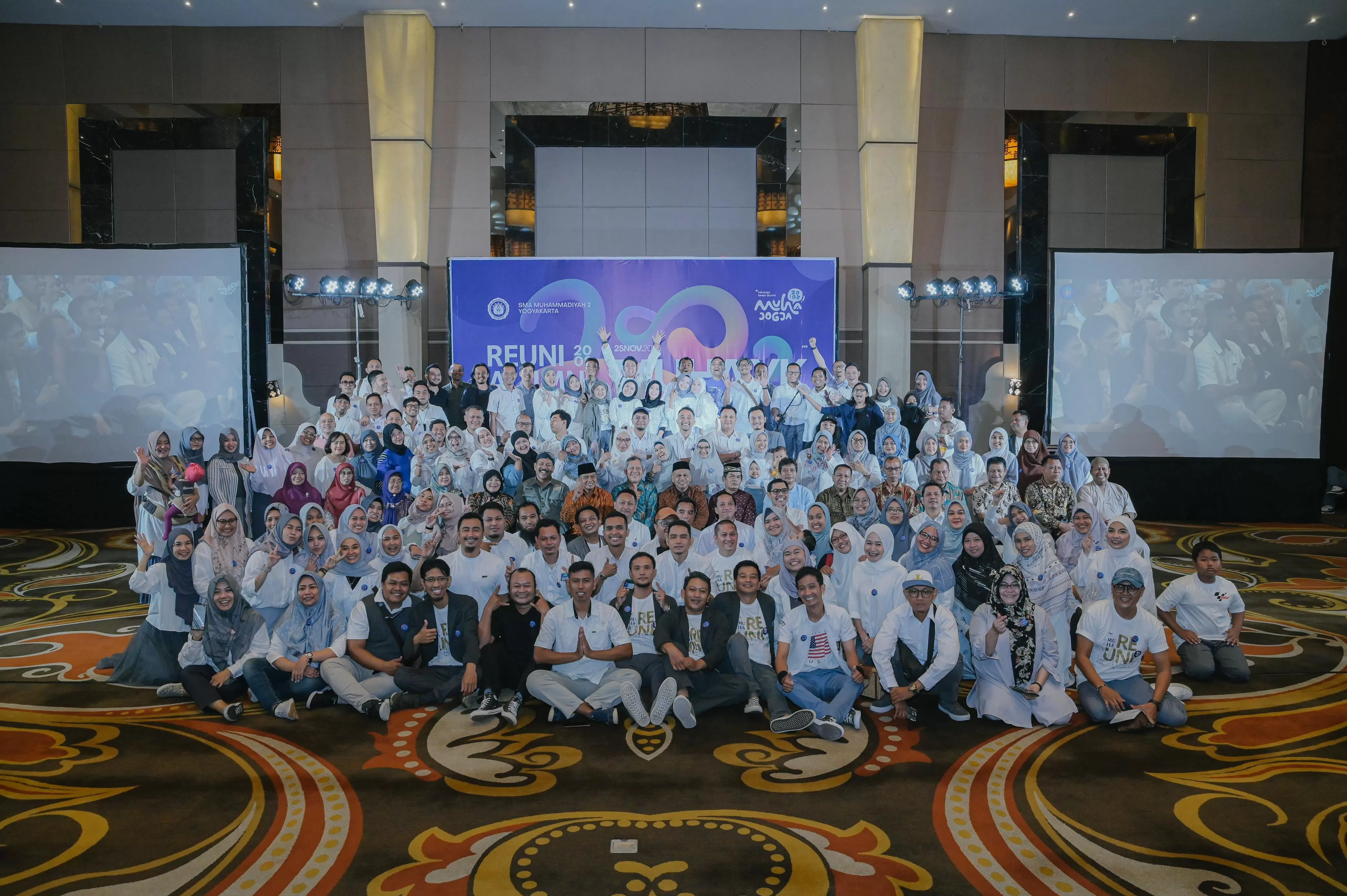 Para alumni angkatan 2002 dan guru SMA Muha Yogya pose bersama usai acara  (Istimewa)