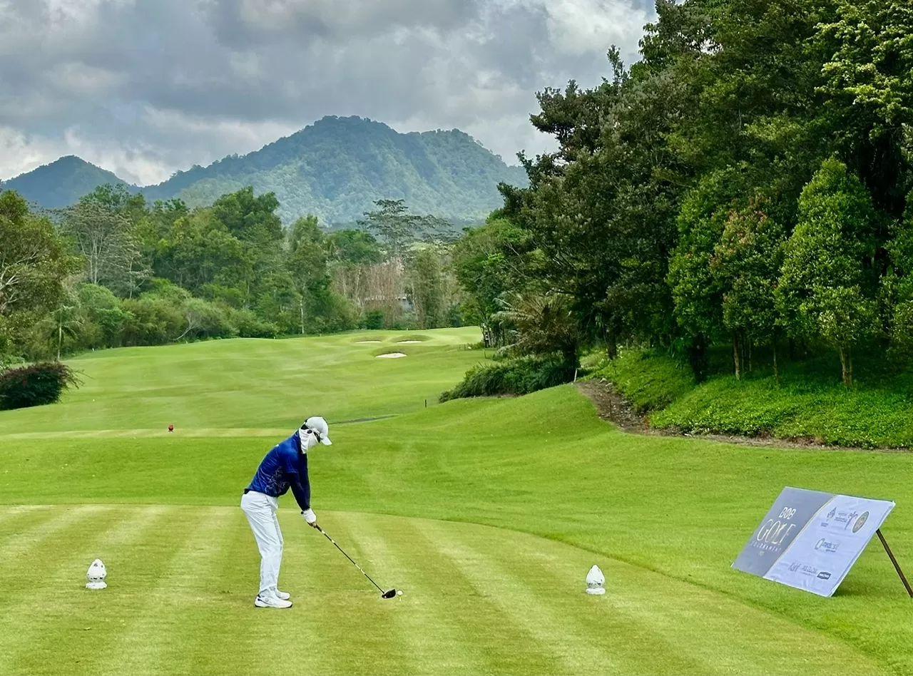 Salah satu pegolf saat hendak memukul bola dengan latar pemandangan bukit di lereng Merapi (Harminanto)