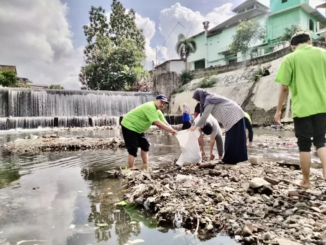 Komunitas turun ke Winongo bersihkan sampah (Harminanto)