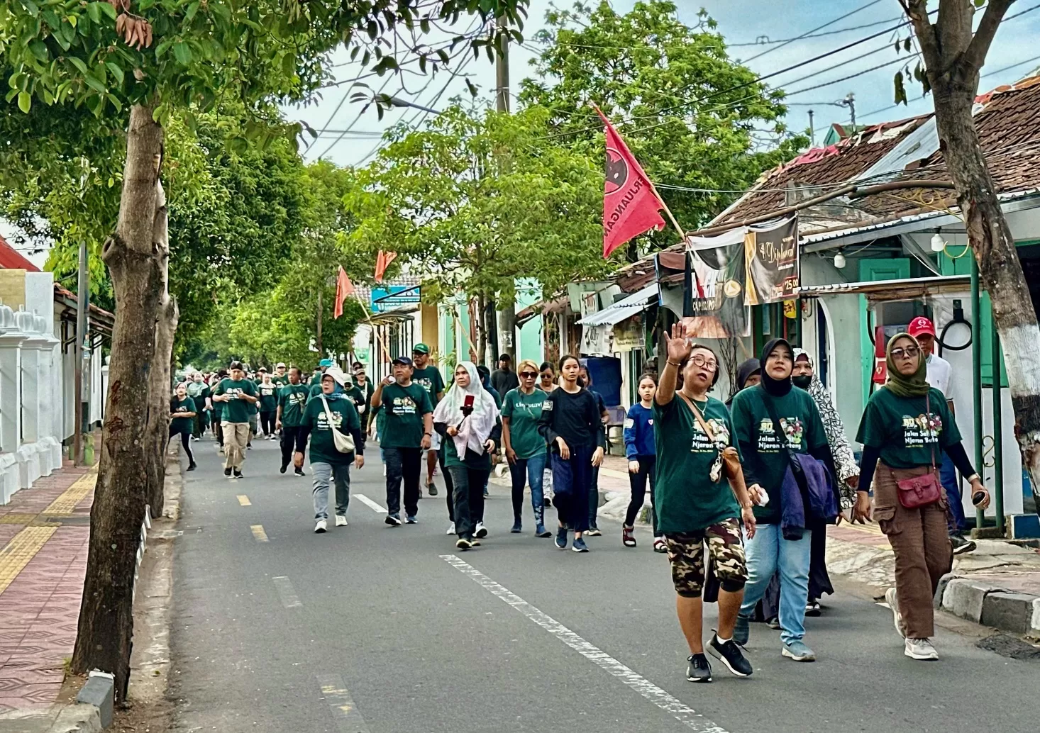 Warga ikuti jalan sehat Njeron Beteng (Harminanto)