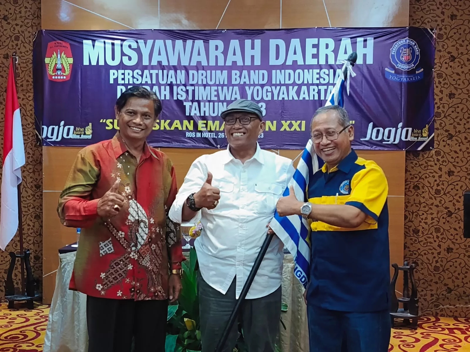Sutrajaya (kiri) yang terpilih menjadi Ketua Umum (Ketum) Pengurus Daerah (Pengda) Persatuan Drum Band Indonesia (PDBI) DIY untuk periode 2023-2027 berfoto bersama dengan 2 anggota tim formatur  (Foto: adhitya asros)