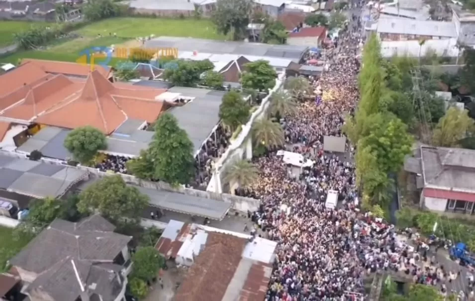 Suasana kawasan Pendopo Tulungo yang penuh sesak saat Haul Leluhur Soimah dan Herwan Prandoko. (Foto: Istimewa)