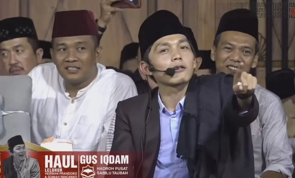 Gus Iqdam saat dakwah pada Haul leluhur Soimah di Pendopo Tulungo (Foto: Istimewa)