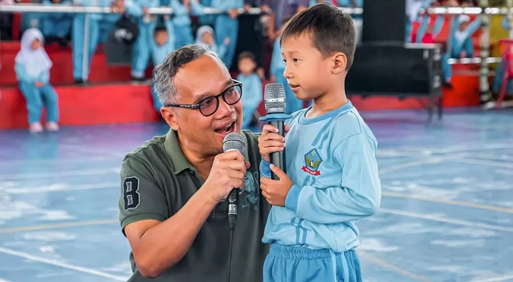 Walikota Magelang saat bersama salah satu siswa dalam kegiatan "Minum Susu Bareng Pak Wali", Selasa. (foto: Thoha)