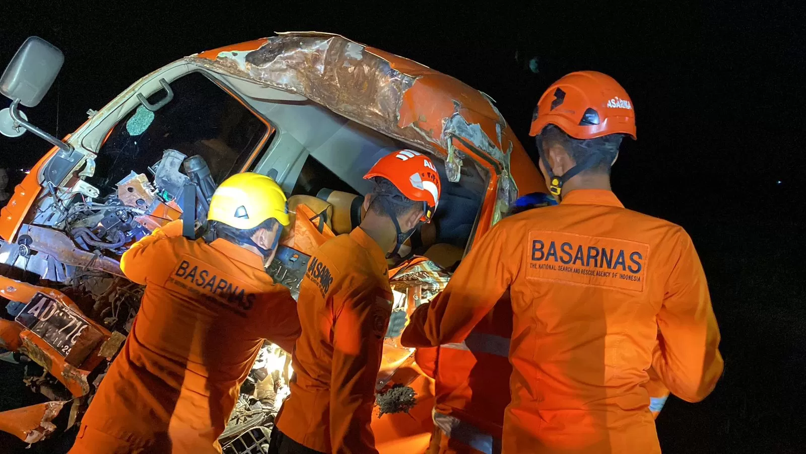  Tim Basarnas Yogyakarta mengevakuasi korban terjepit bodi kendaraan. KR-Istimewa