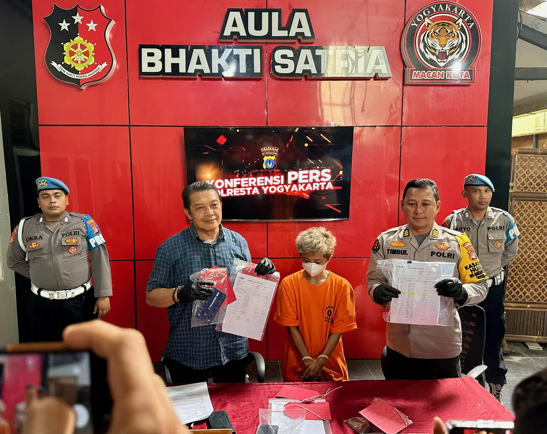 Polisi menunjukkan tersangka dan barang bukti (foto: Harminanto)