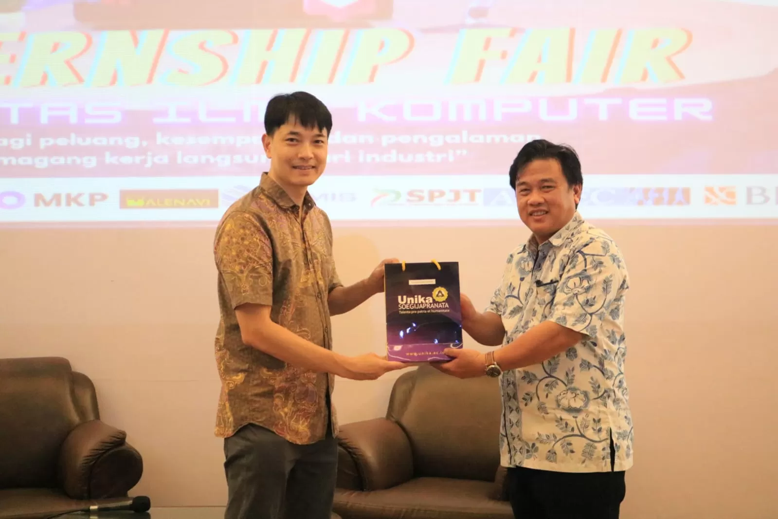 Prof Ridwan (kanan) saat menyampaikan cinderamata kepada salah satu industri yang ikut internship fair.
