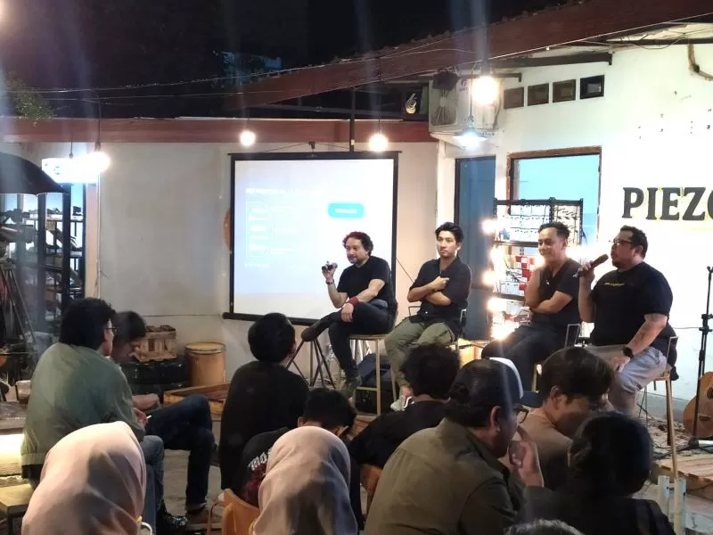 Diskusi MalemMalem Publishing berlangsung di Piezo Kopi ((Foto: Risbika Putri))