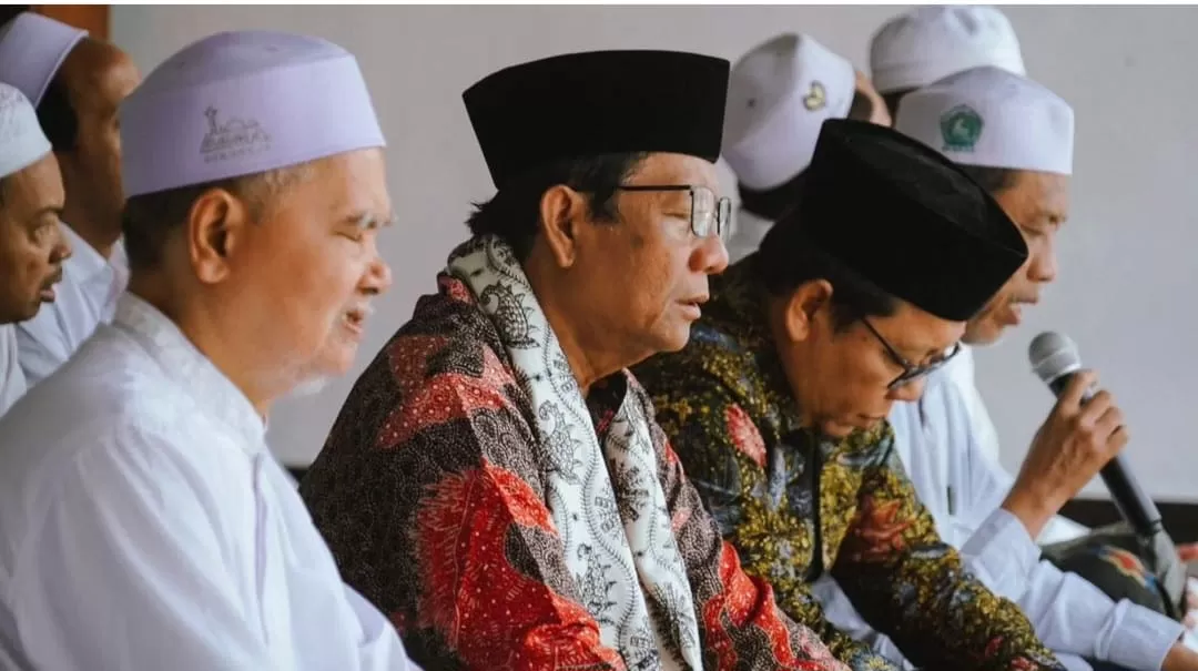 Mahfud MD saat mengunjungi Ponpes Salafiyah (Foto: Istimewa)