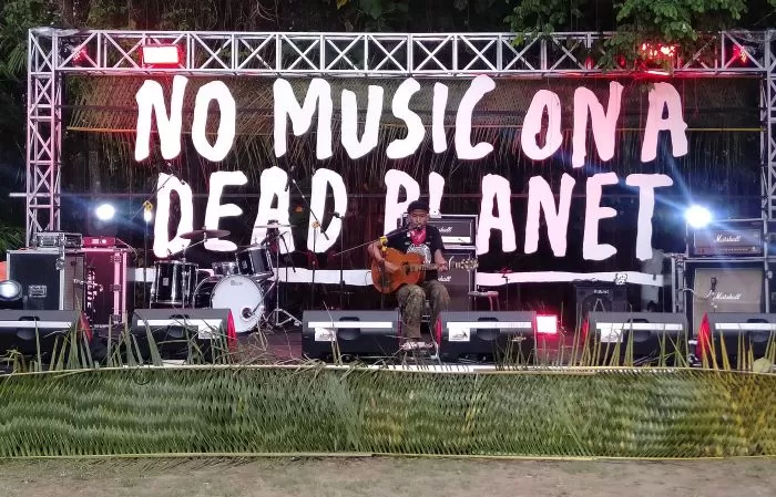 Penampilan Iksan Skuter saat acara sonic/panic di Jogja.  (foto: Risbika Putri)