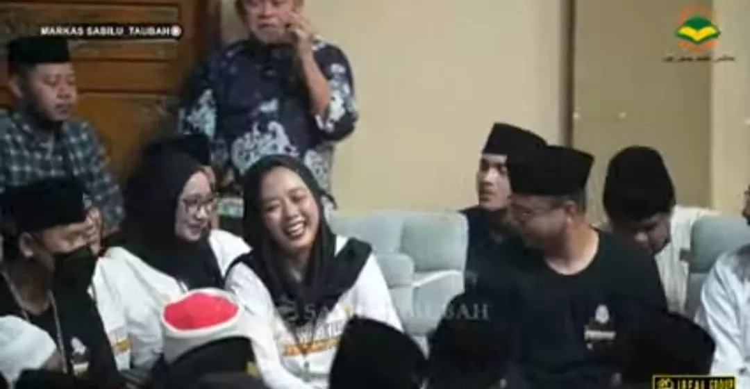 Suasana pengajian di Markas Gus Iqdam yang dihadiri Soimah Pancawati. (foto: Istimewa)