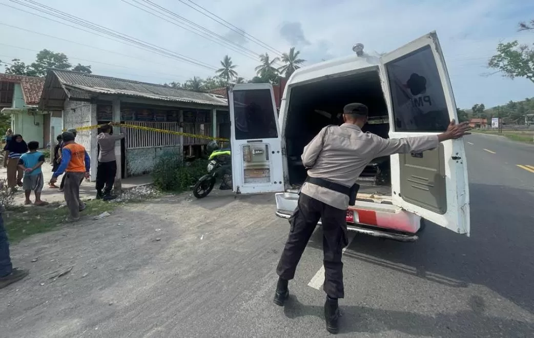 Polsek Bagelen dibantu Tim Inafis Polres Purworejo saat melakukan olah TKP penemuan mayat warga Cimahi di Dusun Karangnongko.