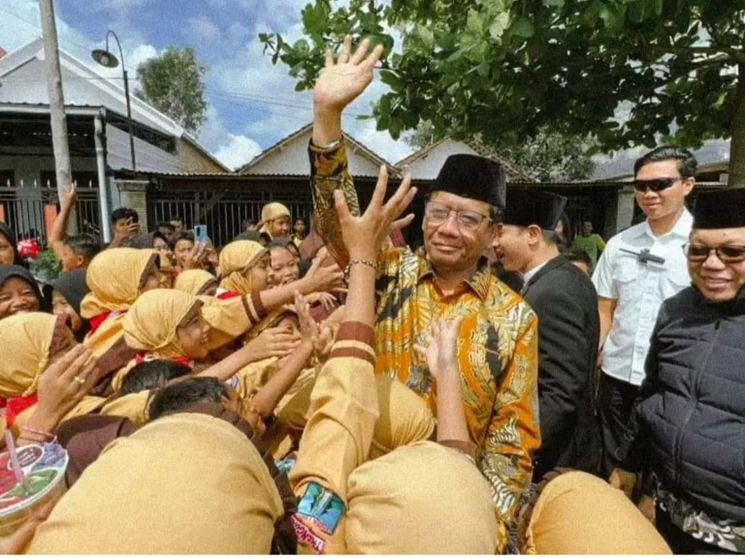 Mahfud MD menyapa para santri (Fofo Istimwa)
