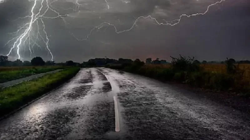 Ilustrasi hujan lebat disertai petir (Pixabay)