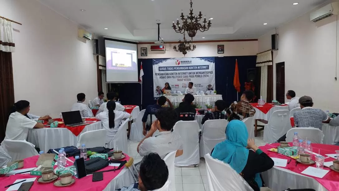 Kegiatan FGD yang dilakukan Bawaslu Kabupaten Purworejo bersama sejumlah admin dan pegiat media sosial dan siber di di Ballroom Hotel Ganesha Purworejo. (Foto : Hendri Utomo)