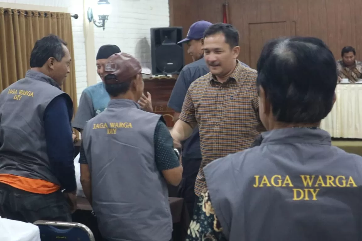 Eko Suwanto menyalami personil Jaga Warga dalam Forum yang digelar di Kelurahan Panembahan, Kota Yogyakarta (Foto Istimewa)
