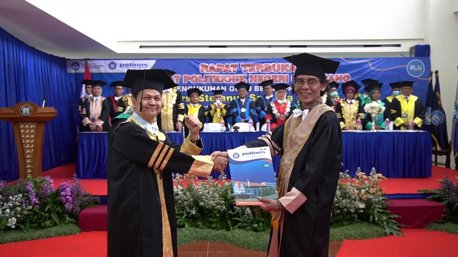 Prof Stefanus (kanan) saat dikukuhkan Direktur Polines sebagai guru besar baru.