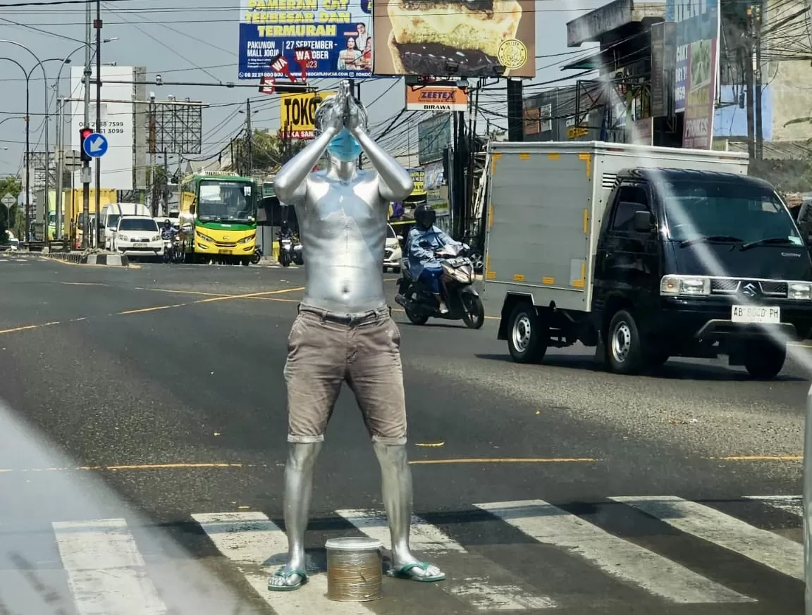 Manusia silver yang sering kita jumpai di perempatan jalanan  (Istimewa)