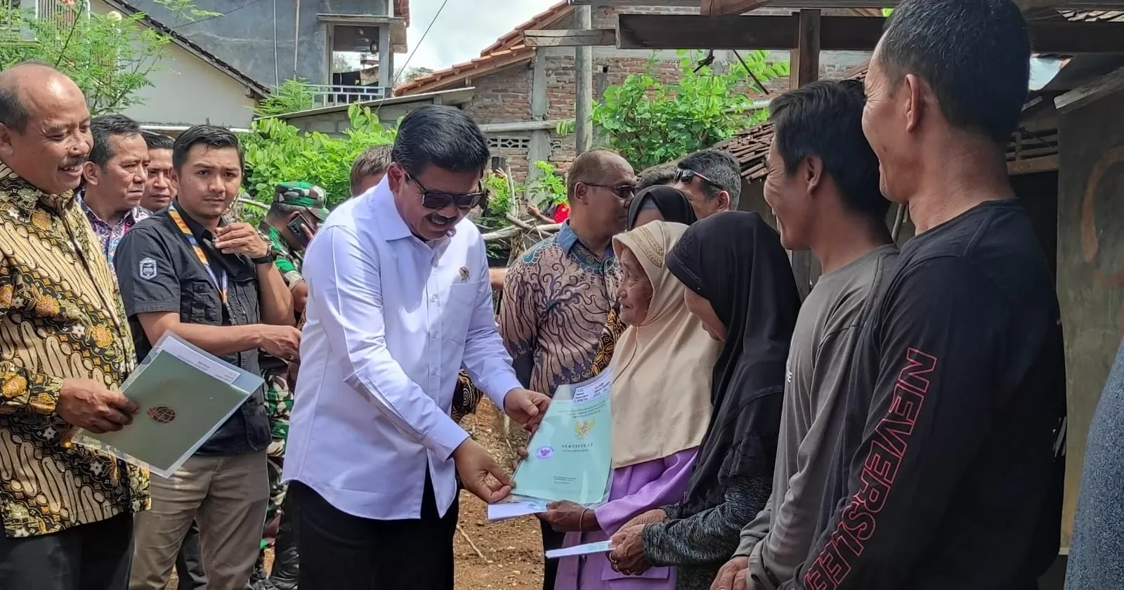 Menteri ATR/BPN serahkan sertifikat kepada warga Tepus.&nbsp;KRJogja.com,-Dedy EW