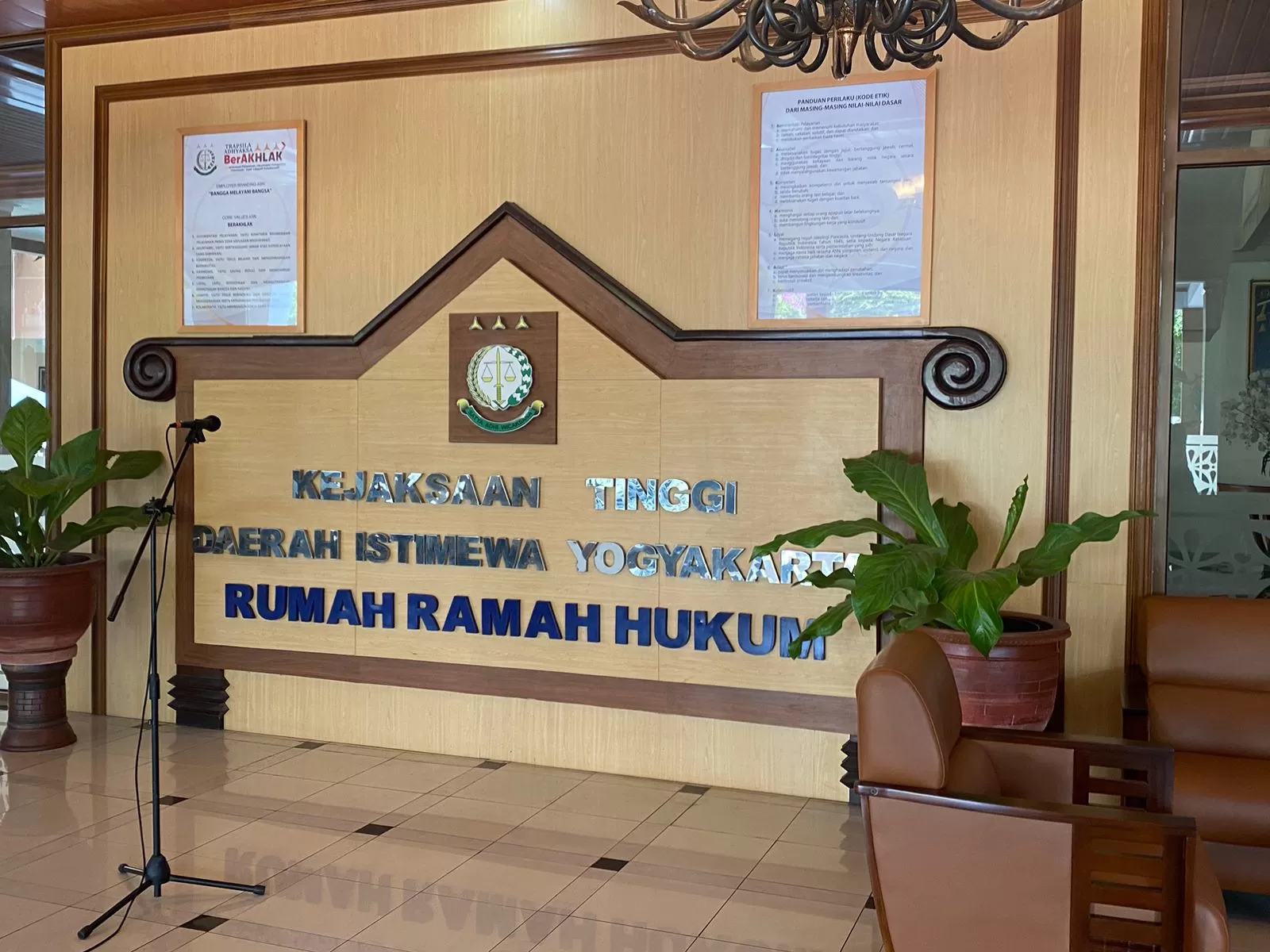 Tempat untuk jumpa pers terkait tersangka baru tanah kas desa disiapkan (Foto : Syaiful Nur Ichwan)