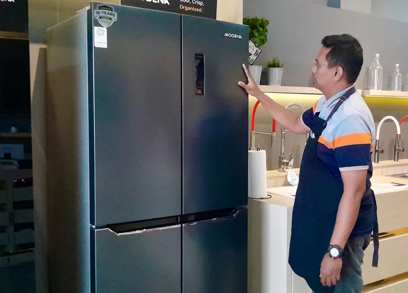 Teknologi lemari pendingin juga makin modern (foto: Harminanto)