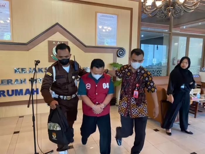 Tersangka saat digelandang untuk dilakukan penahanan di Lapas Kelas 2A Yogyakarta.   (foto: Syaifullah Nur Ichwan)