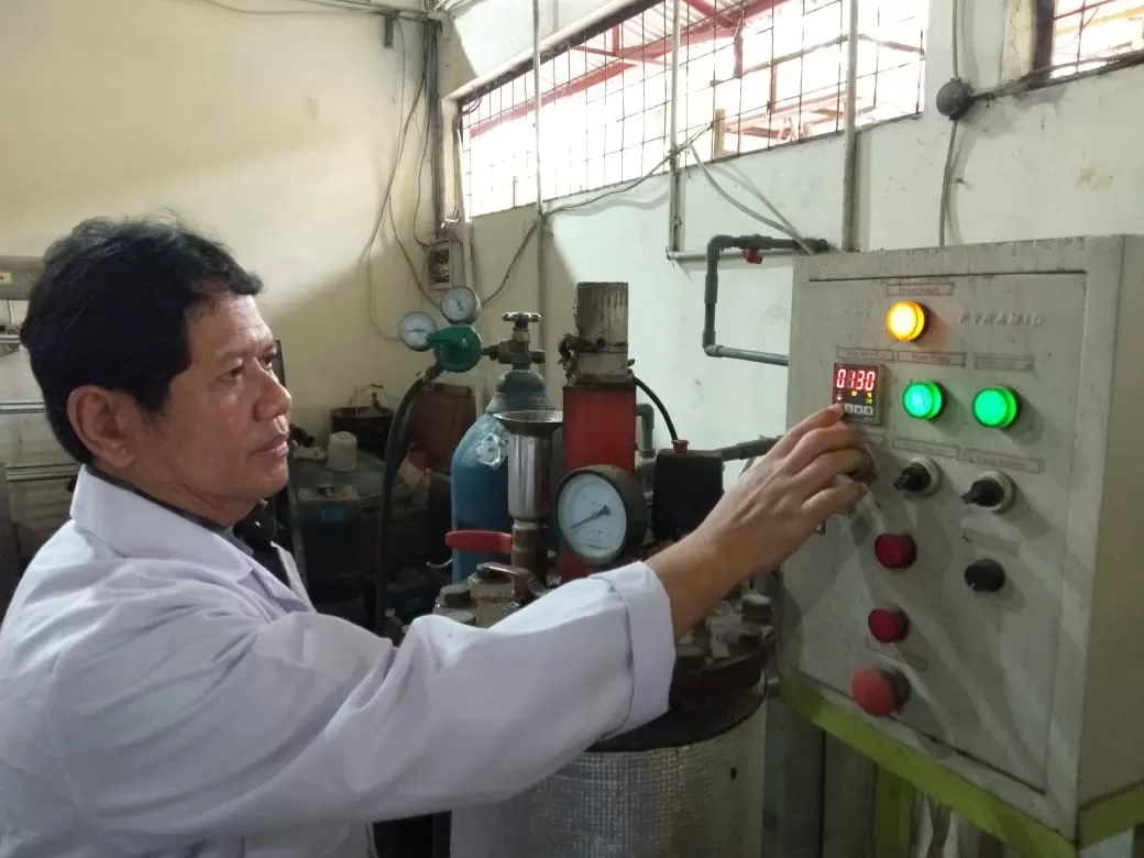 Mohammad Endy Y saat bekerja di labnya