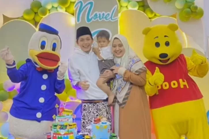 Gus Iqdam merayakan hari ulang tahun putranya, di sela kesibukan berdakwah. (Foto: Istimewa)