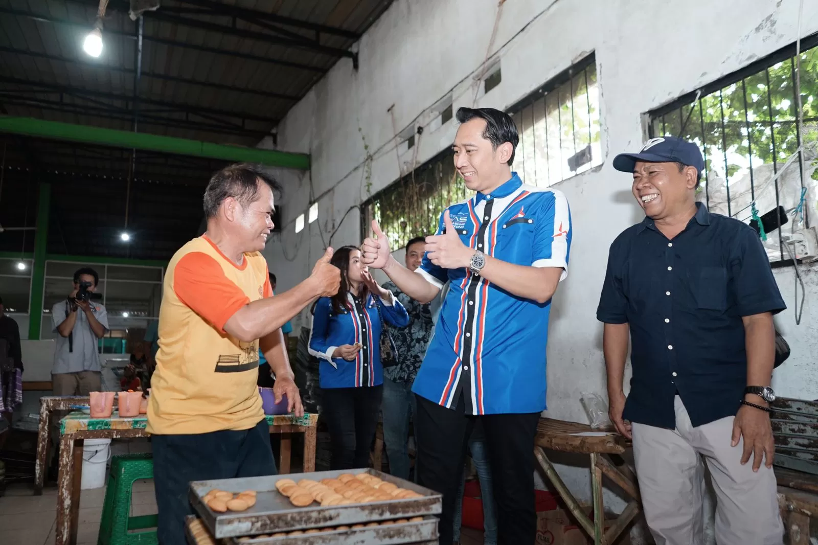 Ibas didampingi istri, Aliya Baskoro Yudhoyono, berkunjung langsung ke tempat produksi roti dan kue khas Magetan (New Tweety) sekaligus berdialog dengan masyarakat di Taman New Tweety, Takeran.  (istimewa)