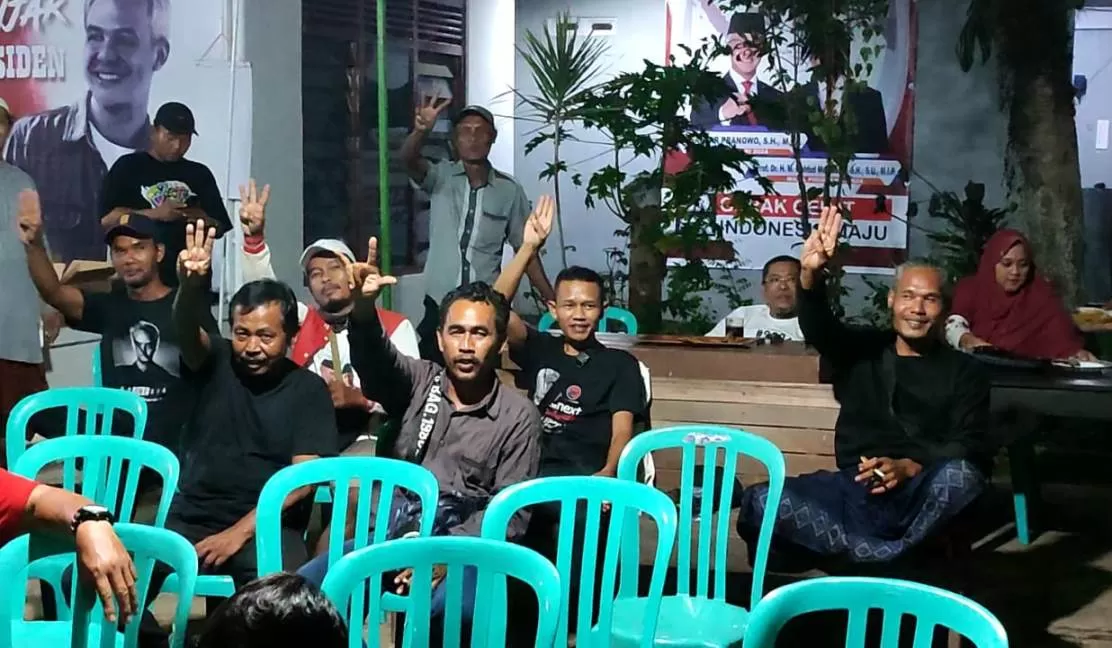 Suasana Nobar Debat Capres putaran pertama di rumah pemenangan Ganjar - Mahfud di Kampung Aglik/ (Foto : Hendri Utomo)