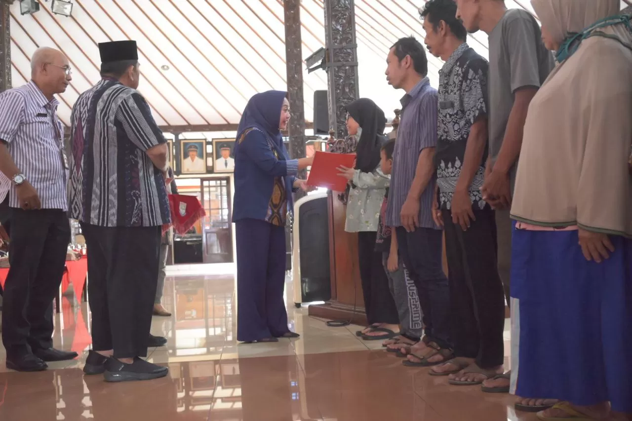 Bansos dan Bankesra jelang hari jadi Purbalingga  (foto: Toto R)