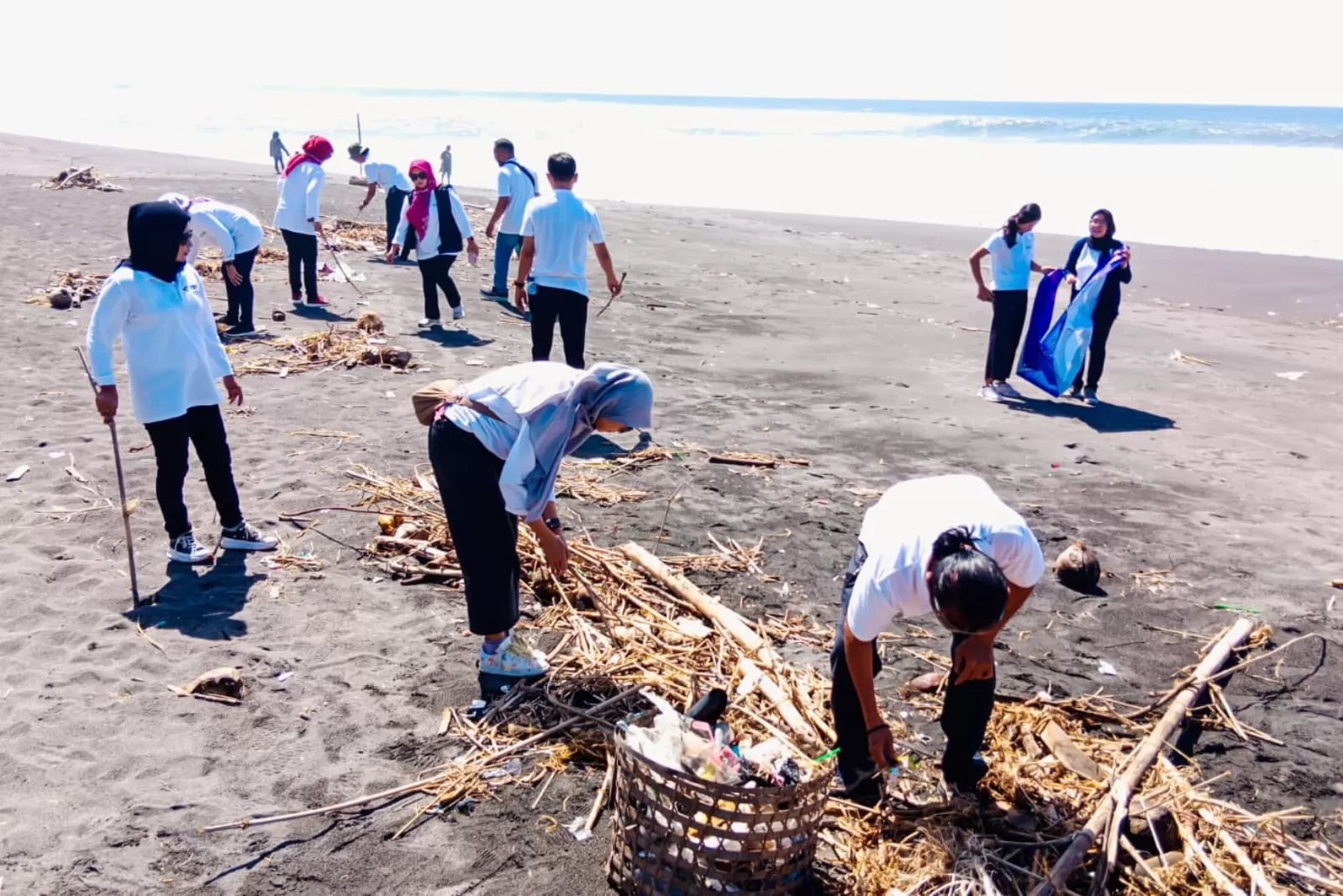 Karyawan  LKBN Antara resik-resik di Pantai Goa Cemara (istimewa)