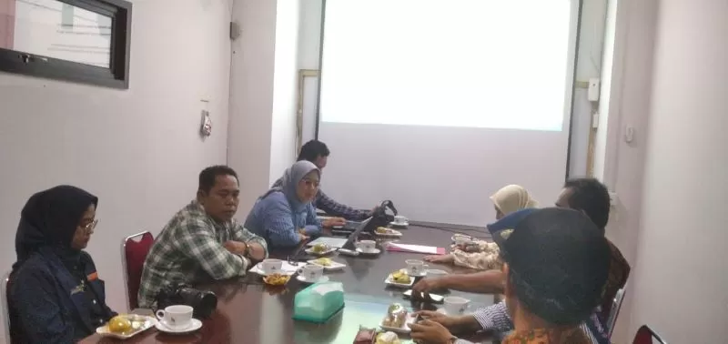 Kepala Divisi Komunikasi Publik, Yusuf Hartanto (dua dari kiri) saat rapat evaluasi, Kamis (14/12/2023) (Foto : Widyo Suprayogi)