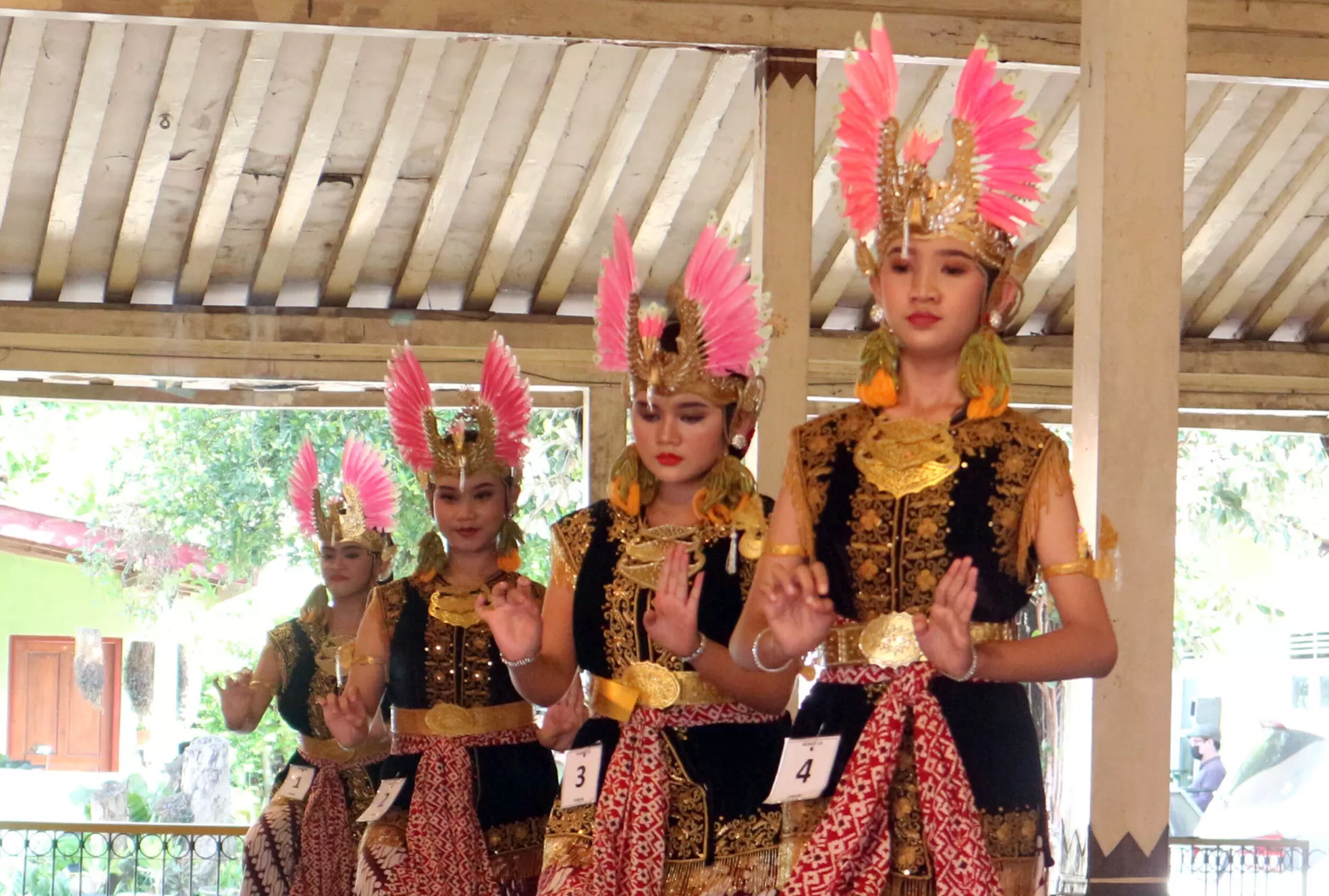 Penari membawakan Tari Golek Sulung Dhayung pada Pentas Uji Siswa YPBSM.  (Foto: Effy Widjono Putro)
