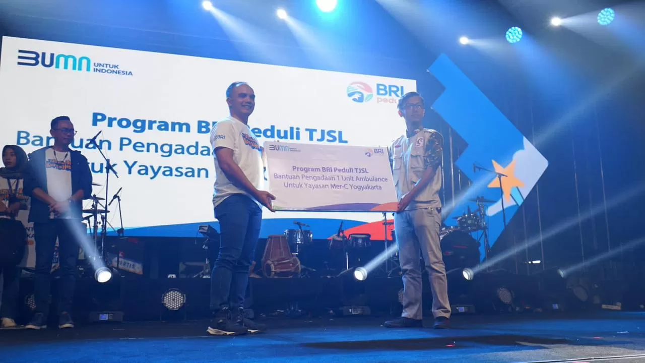 Muhammad Reza Bondan secara simbolis menyerahkan bantuan mobil ambulan ke Yayasan Mer-C Yogyakarta.&nbsp;KR-Istimewa