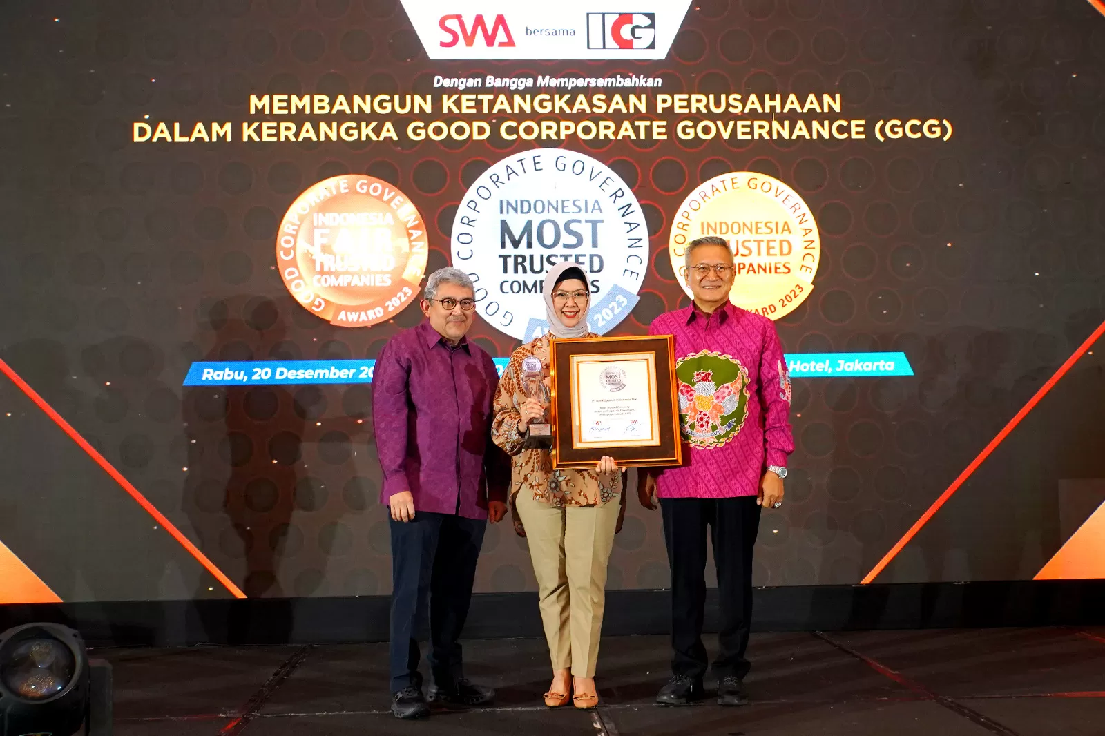  Direktur Compliance & Human Capital PT Bank Syariah Indonesia Tbk Tribuana Tunggadewi saat menerima penghargaan (istimewa)