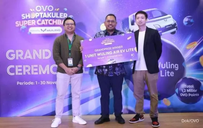Penyerahan 1 unit mobil Wuling Air EV Lite kepada pemenang gelombang pertama dari program Shoptakuler Super Catchback oleh perwakilan OVO dan Wuling  (Istimewa)