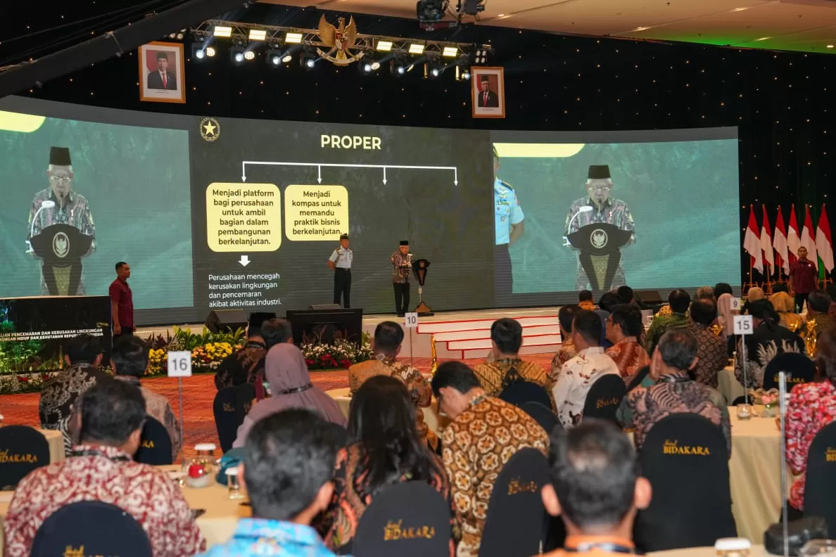  Wakil Presiden RI, KH. Ma&rsquo;ruf Amin menyerahkan secara langsung penghargaan Anugerah  Kinerja Pengelolaan Lingkungan Hidup Daerah kepada  Kepala Dinas Lingkungan Hidup (istimewa)