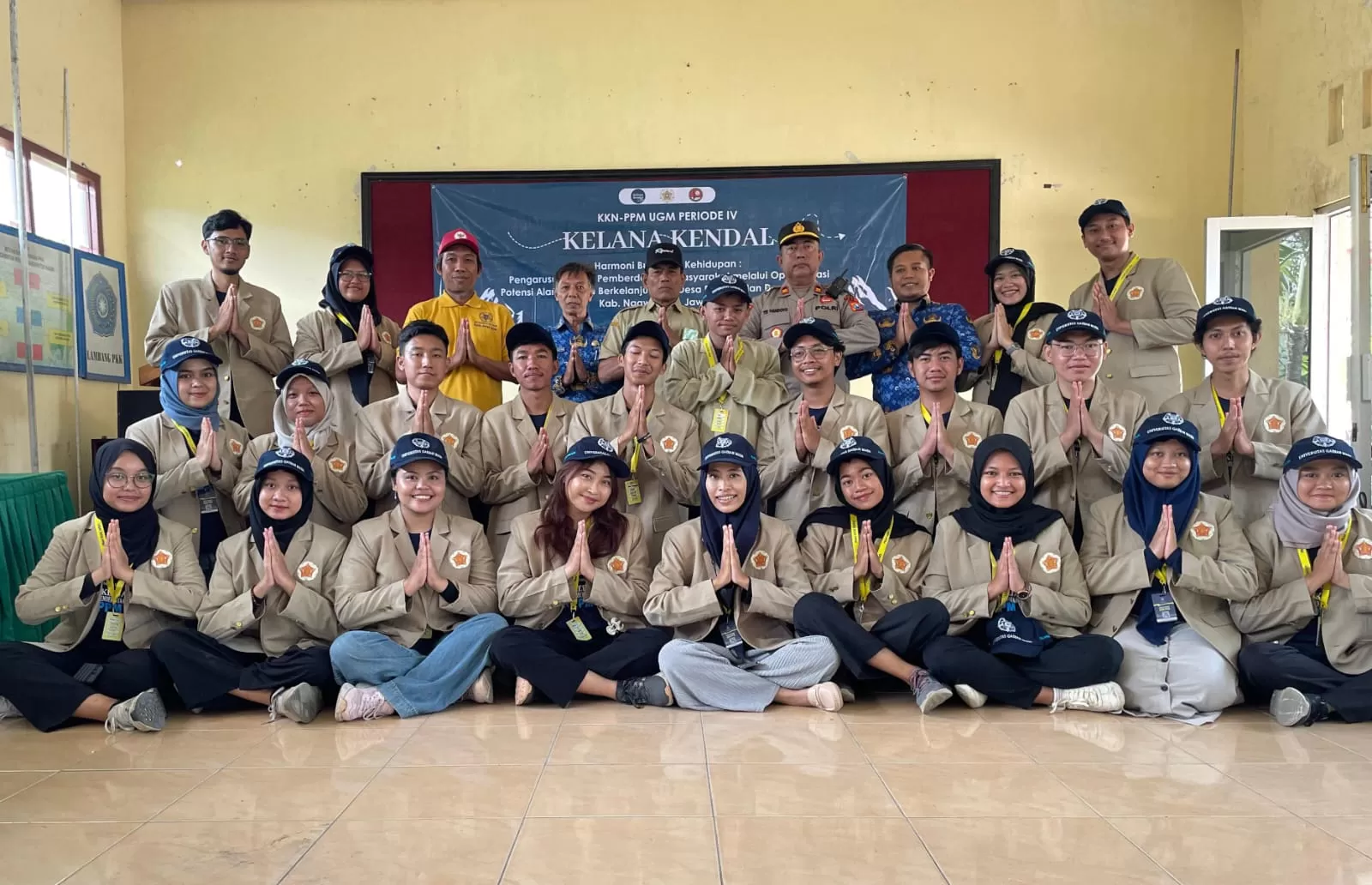 Mahasiswa KKN PPM UGM bersama  DPL KKN PPM UGM (istimewa)