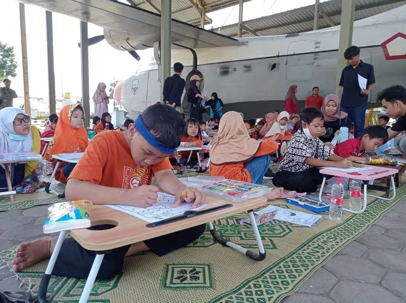 Peserta lomba mewarnai dalam rangka memperingati Hari Disabilitas Internasional.  (Foto: Atiek Widyastuti)