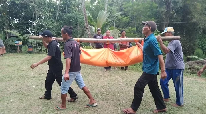 &nbsp;Korban dievakuasi tim SAR gabungan. (Foto: Driyanto)