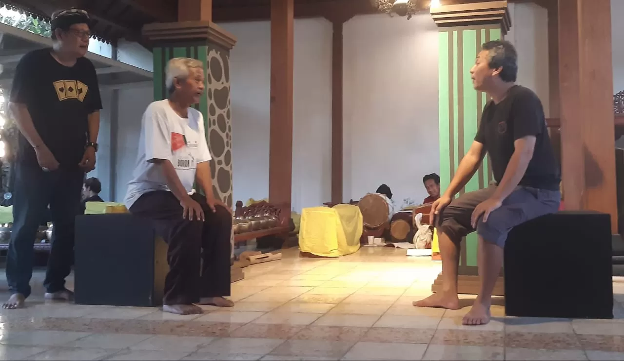 Proses latihan adegan bagian cerita ketoprak garapan &lsquo;Kurban Ratu Anyar&rsquo;.&nbsp;Foto : Khocil Birawa