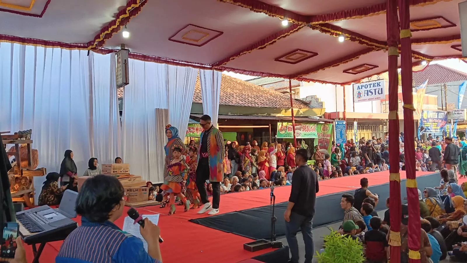 Suasana lomba fashion lurik pedan (Octo Lampito)