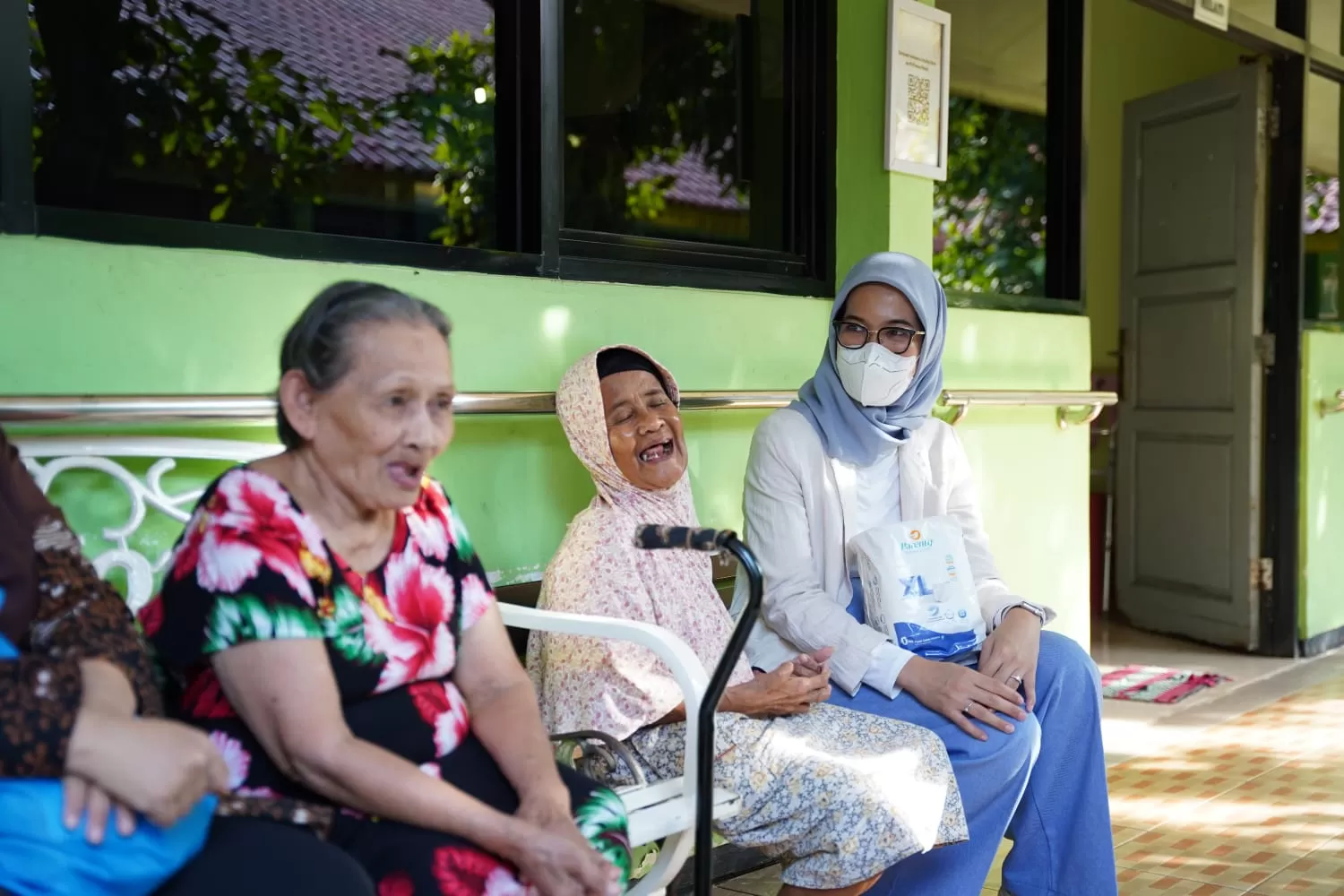 Pembagian popok gratis bagi penghuni panti jompo dalam rangka Hari Ibu (istimewa)